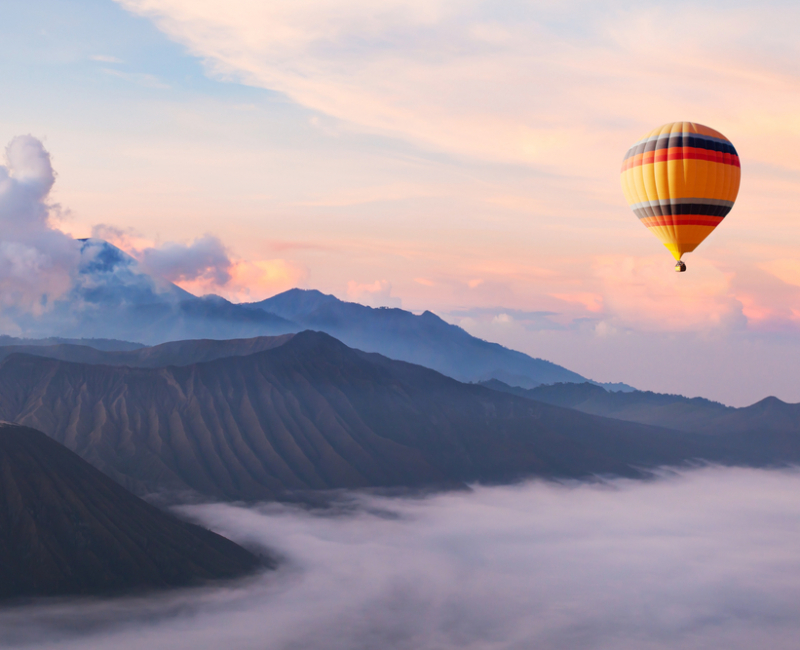 Beautiful,Inspirational,Landscape,With,Hot,Air,Balloon,Flying,In,The